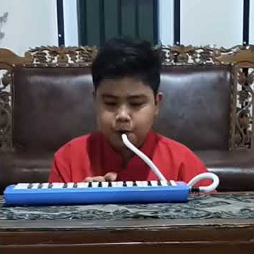 Reyhan Alhafiz Harianto bermain musik pianika dengan judul lagu Mariam Tomong.
