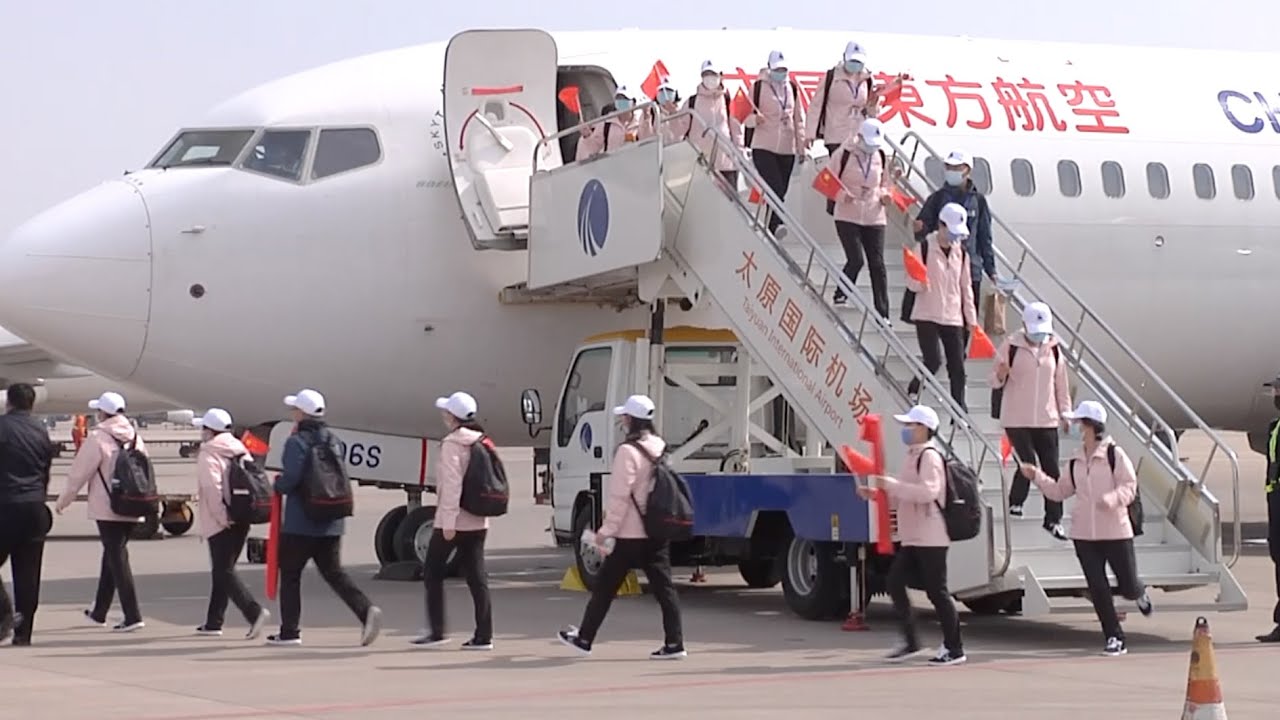Water salute welcomes medics returned from Hubei to Shanxi Province