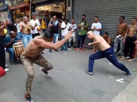 CAPOEIRA NA RUA 25 DE MARÇO SP  COM TESOURA FANTASTICA NO FINAL COM TITO SANTOS E ALEX