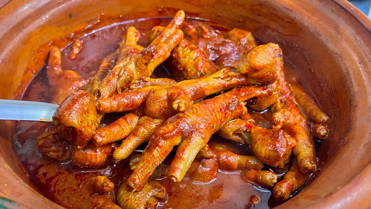 “¡Deliciosas Patitas de Pollo Guisadas en Chile Rojo! 🌶️🔥 Receta Casera”