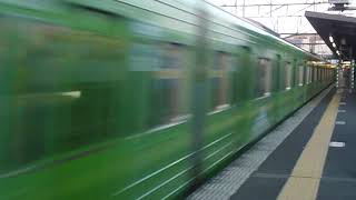 京王線 8000系(高尾山ﾗｯﾋﾟﾝｸﾞ車)準特急 多磨霊園駅通過