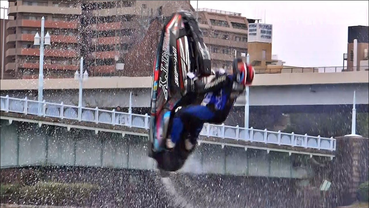 空中　2回転！！　　隅田川水面の祭典　☆　水上バイク　フリースタイル　デモンストレーション　♬　2サイクルエンジン　吠える ♬　jet ski　pro rider　プロ　ライダー　☆　岡本 輝正 選手