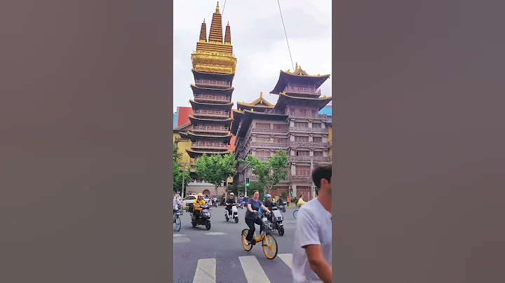 魔都游记: 全国最贵寺庙静安寺,坐落于上海繁华闹市,据说地皮价值30个亿,造价28亿,屋顶金碧辉煌,涂了一层黄金｡#上海 #静安寺 - 天天要闻