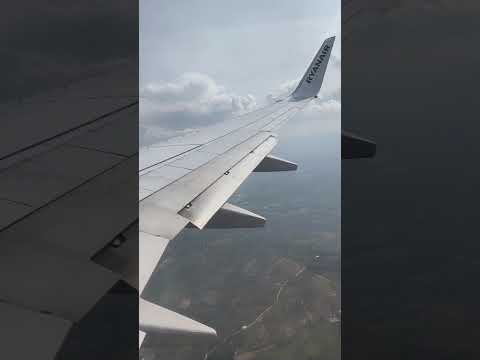Video Atterraggio all'aeroporto di Bari durante un volo Ryanair del corso Liberi di Volare