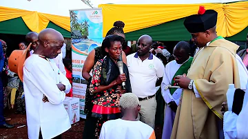 Muthee ndegenye parents shed 😭😭😭 tears while blessing their own son for the gift of a good house.