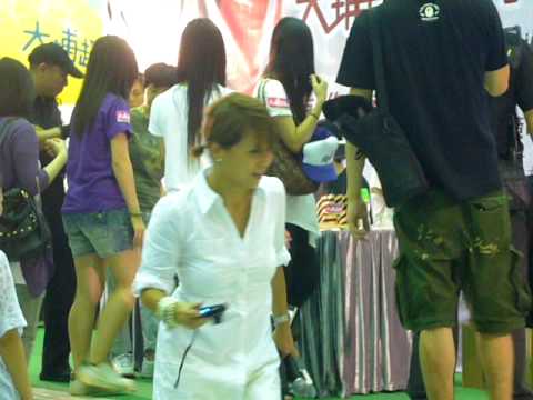 20090823蕭敬騰認真簽名中2