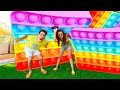 SOFÌ E LUÌ GIOCANO CON I GONFIABILI GIGANTI IN PISCINA! FIDGET POP IT| Me contro Te
