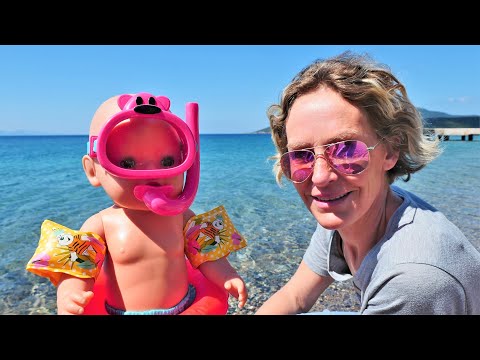 Nicole geht mit Baby Born an den Strand - Spielzeugvideo für Kinder