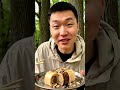 ПАРЕНЬ ПРОБУЕТ ДЕРЕВЯННЫЕ СУШИ #дерево #суши #viral #trending #фейк #деликатес #кулинария