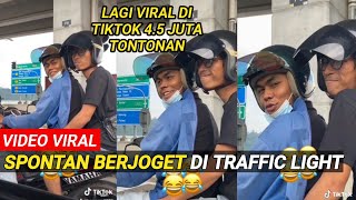 VIRAL MAMAT HITAM MANIS SPONTAN MENYANYI DAN BERJOGET TIKTOK LAGU GAUN MERAH DI LAMPU ISYARAT