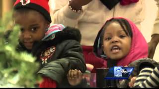 Holiday tradition returns at Milwaukee City Hall