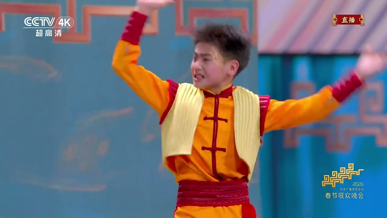 丝滑、精准!中华武术与现代机器人舞台共舞 Chinese martial arts and modern robotics share the stage in a dance performance