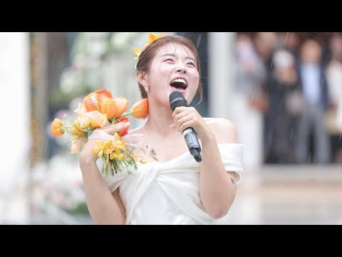 신부가 먼저 입장하는, 비오는 날의 낭만결혼식 a rainy day's romantic wedding with the bride entering first
