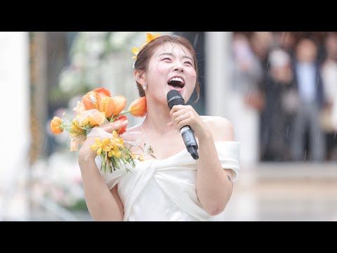 신부가 먼저 입장하는, 비오는 날의 낭만결혼식 a rainy day&#39;s romantic wedding with the bride entering first