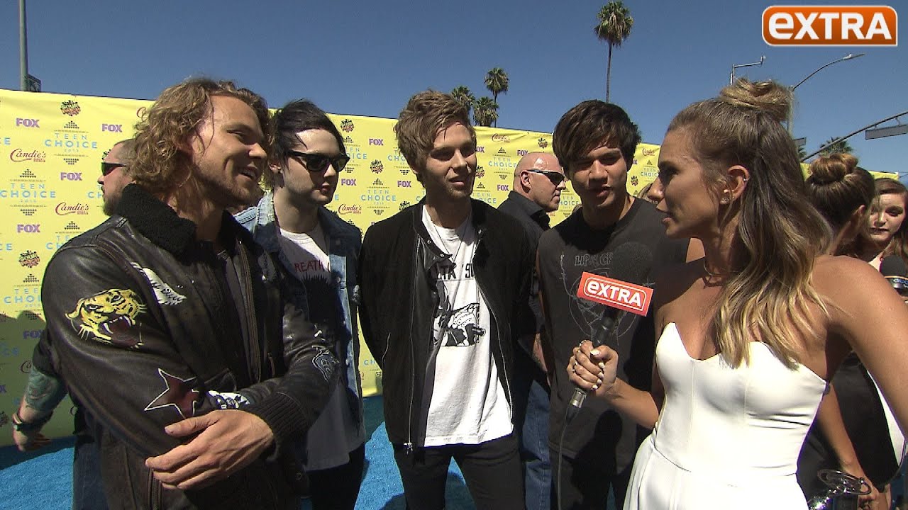 5 Seconds of Summer Hangs with 'Extra' at the Teen Choice Awards