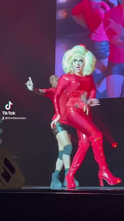 Trixie coming for Katya’s gig #trixieandkatya #trixie #katya #trixiemattel #katyazamolodchikov
