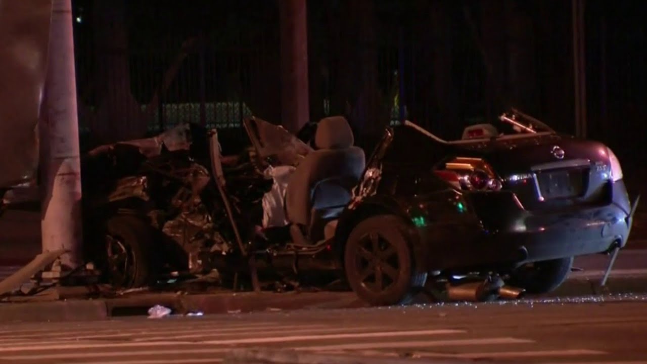 Car slams into pole outside of Detroit Zoo - YouTube