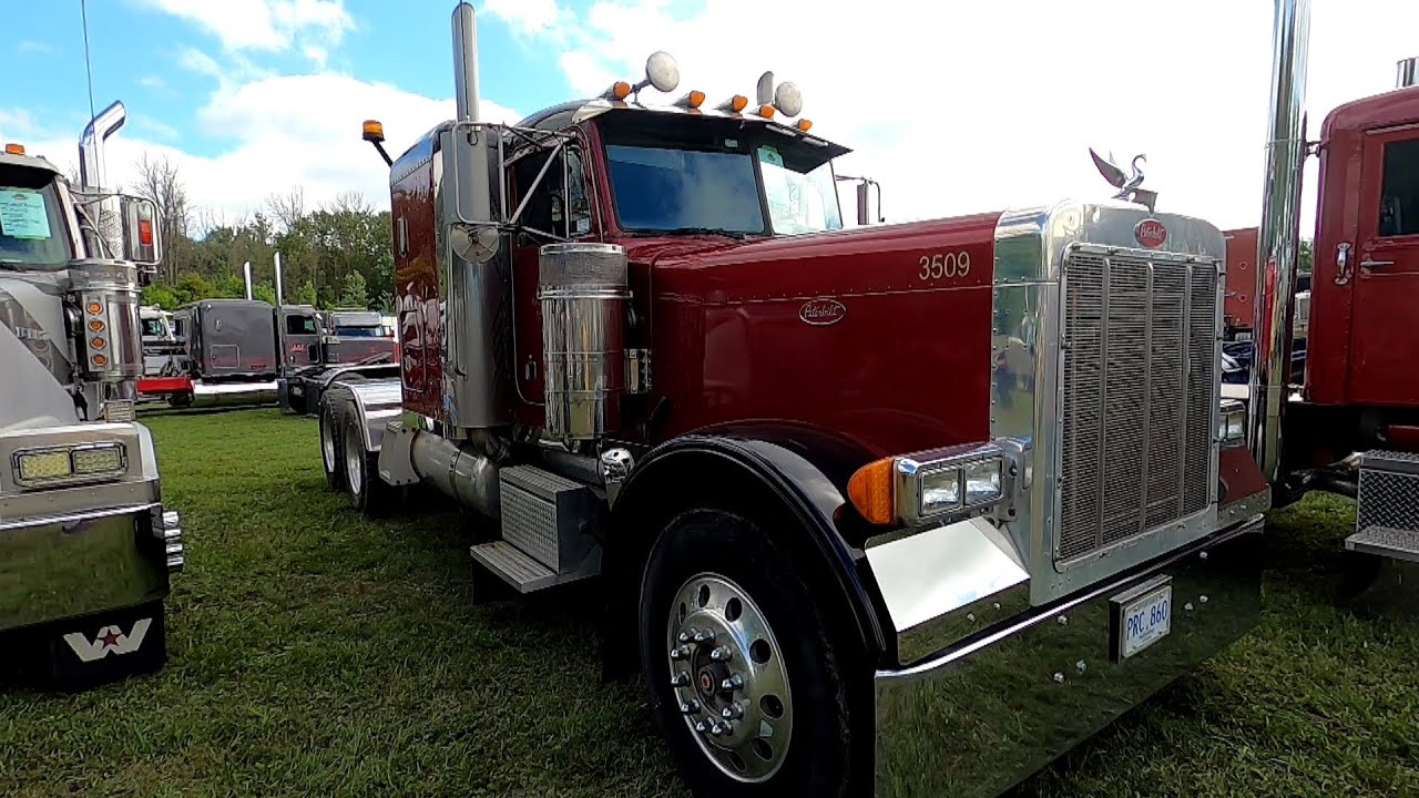 Красный Peterbilt 379 2005 года выпуска на выставке грузовиков в Клиффорде в 2025 году.