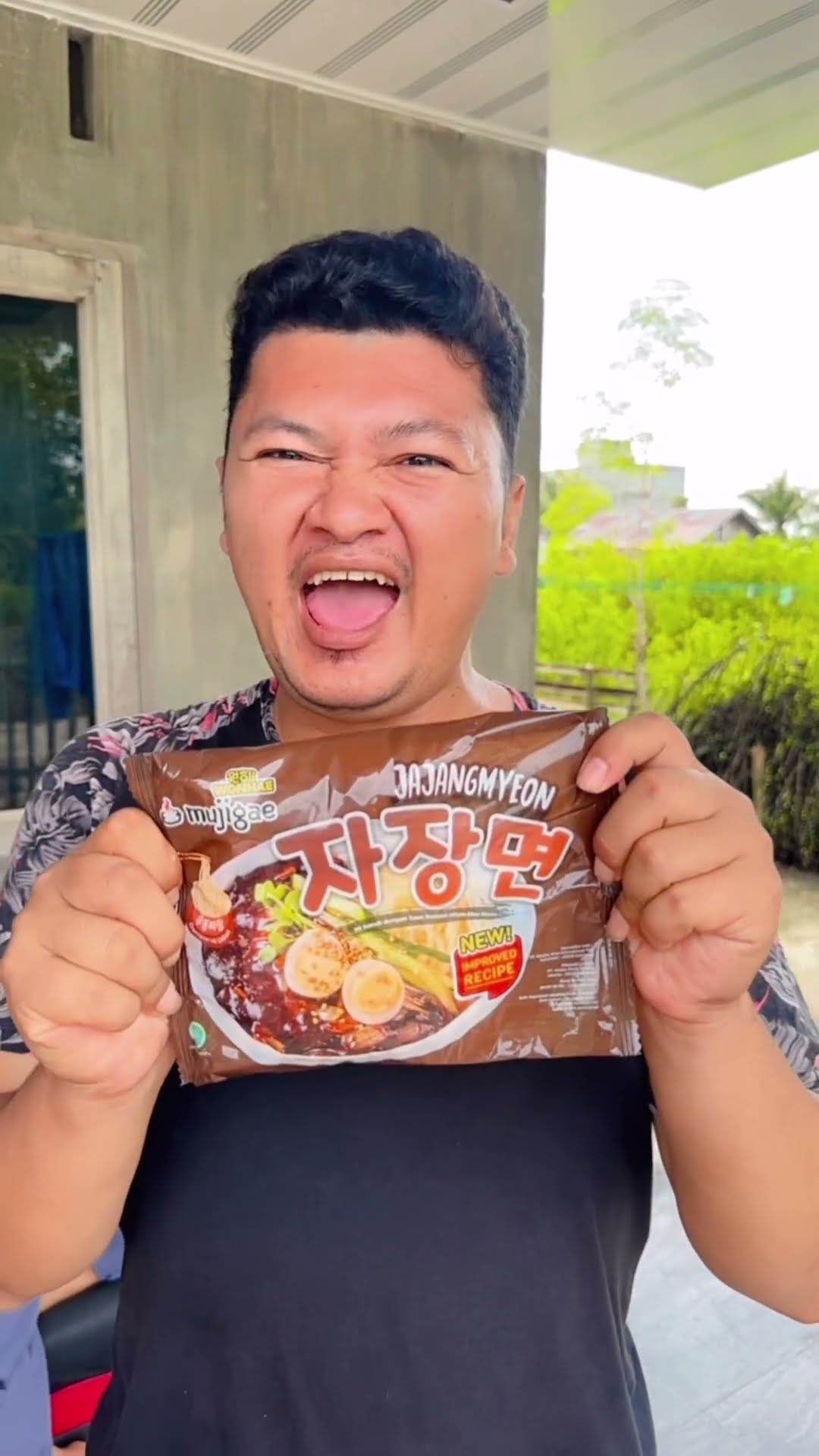 Cobain Mie hitam raksasa dari korea  ??