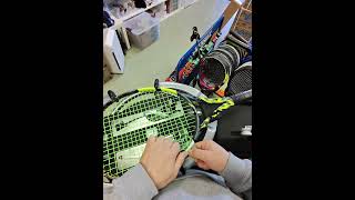 How to knot a tennis racket string. Racquets de tenis como hace un nudo. #tennis #tenis #테니스