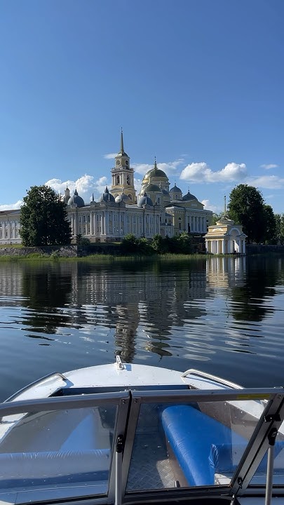 Мужской монастырь Нило-Столобенская пустынь, расположенный на оз ...