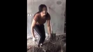 HEBOH WANITA CANTIK ASAL KOREA MENJADI PEKERJA KASAR