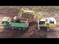 Komatsu PC 360 nakládá pracovní stroje Tatra Phoenix 8x8