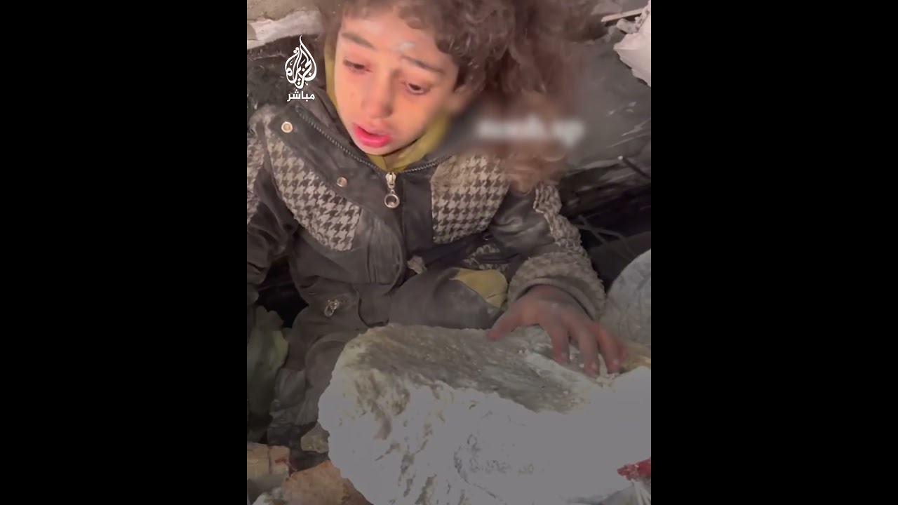 طواقم الدفاع المدني ينجحون في استخراج طفلة فلسطينية على قيد الحياة