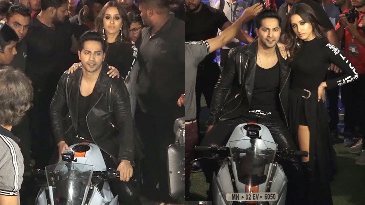 Varun Dhawan And Shraddha Kapoor's Magnifique Entry At Mithibai Colleg Fest To Promote SD3