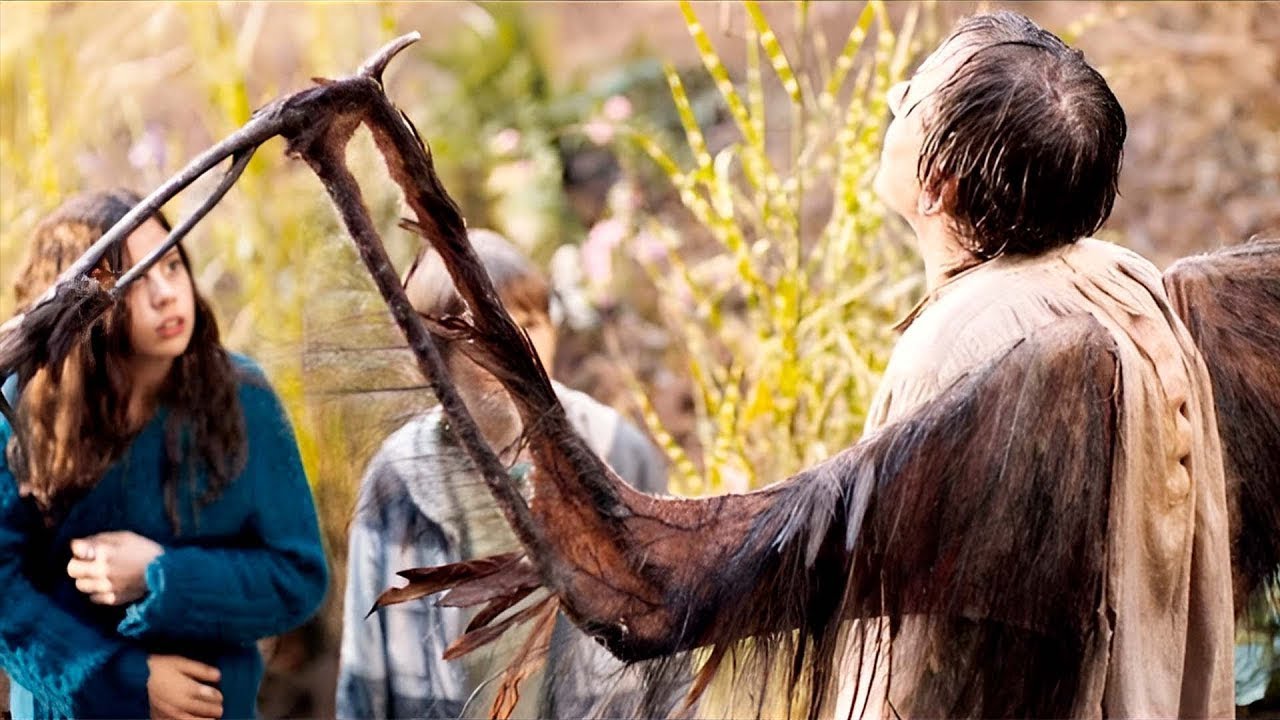 Chlapec najde v garáži padlého anděla a začne se o něj starat...