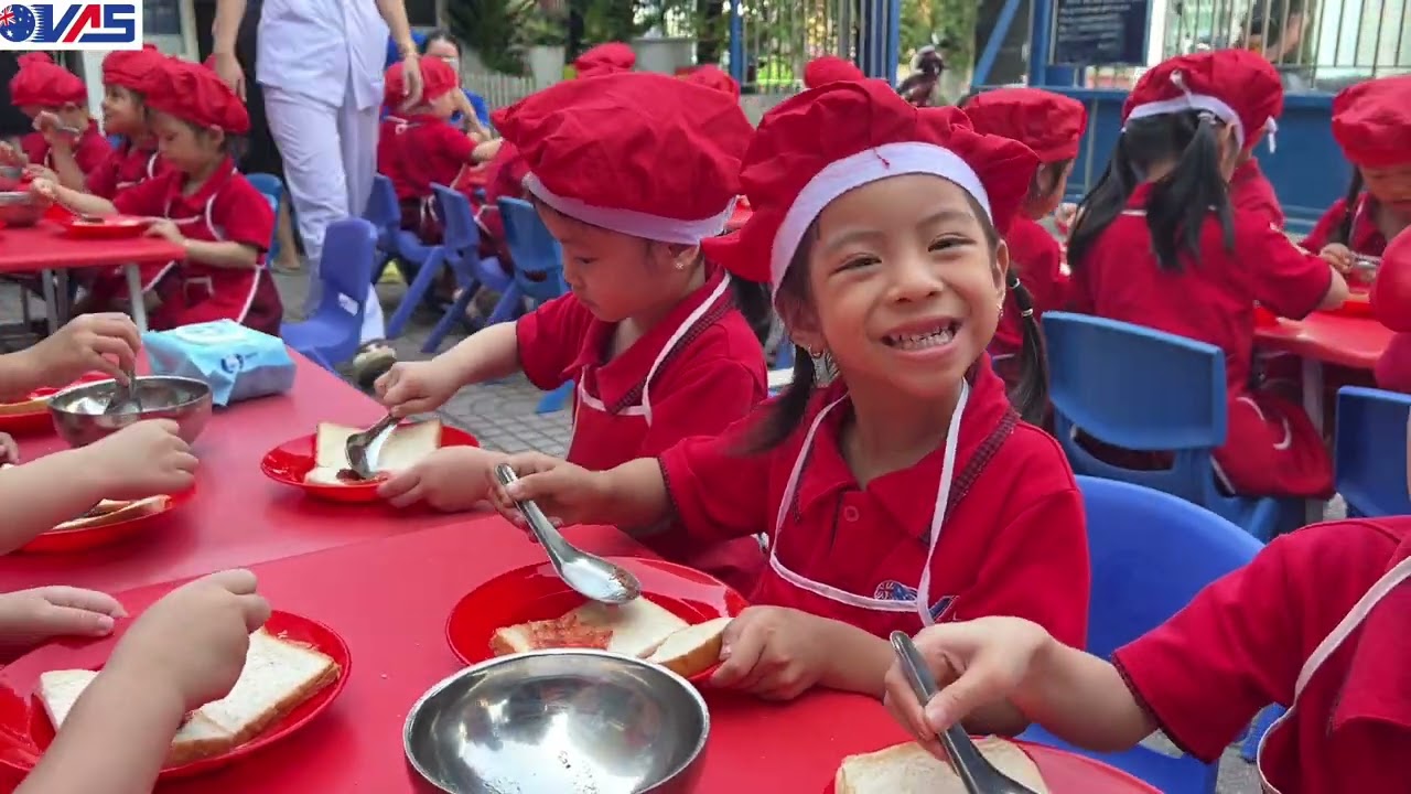 🍓Hoạt động  Bánh mì sandwich phết mức dâu