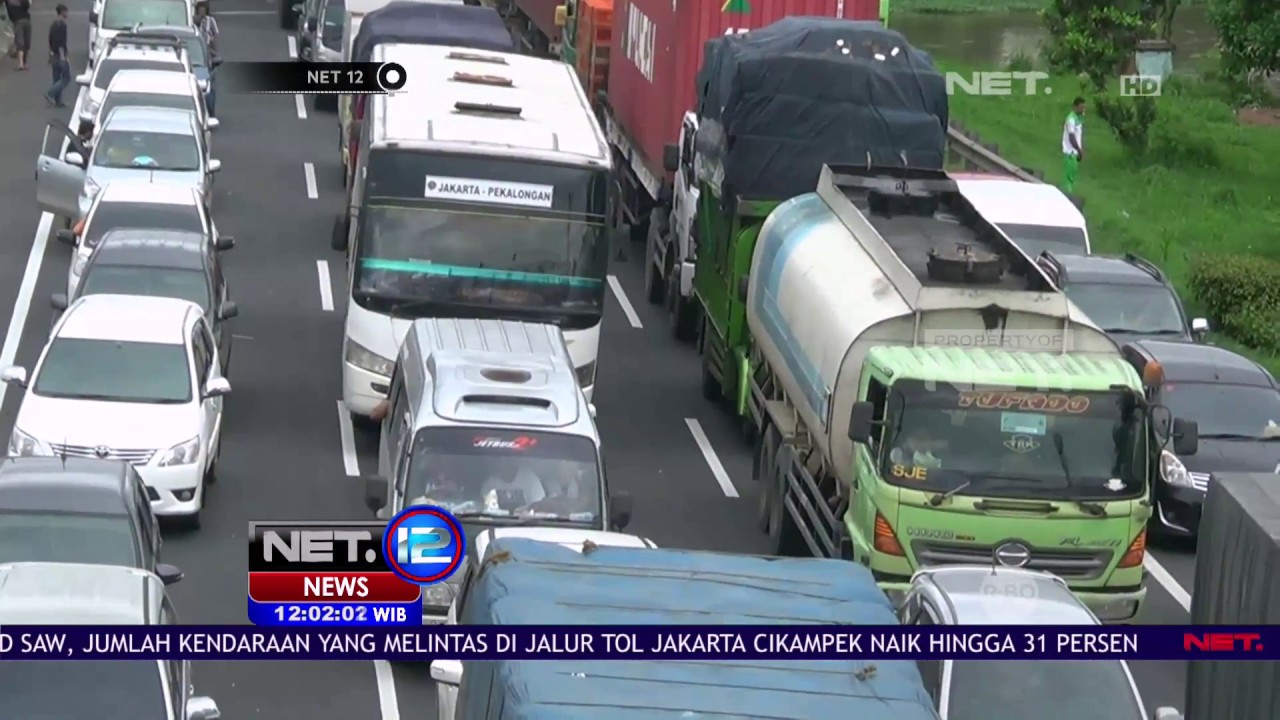 Truk Terbalik Akibatkan Macet Panjang - NET12