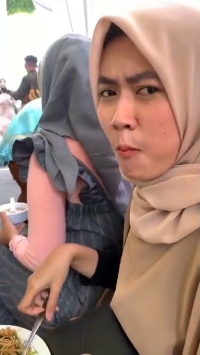 Si adek Lagi Makan Kondangan #kondangan #lagimakan #cewekcantik #cewekhijab #shorts #storywa