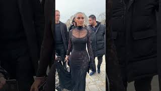 Kim Kardashian llegando al show de Balenciaga en Paris #kimkardashian #vogue #parisfashionweek