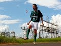 Aurelino pedro filho fazendo embaixadinhas com uma torneira na cidade de cafelndiasp