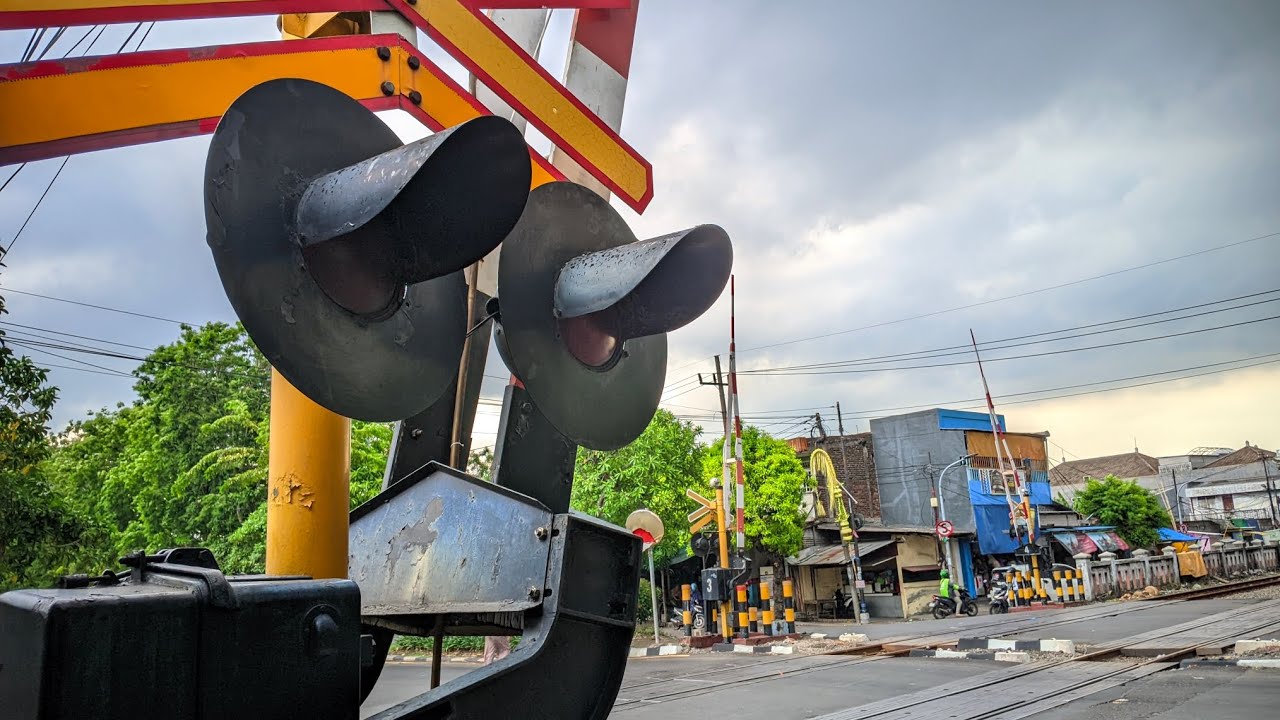 HUJANNYA DERES BANGET! perlintasan kereta api demak tembok dukuh surabaya