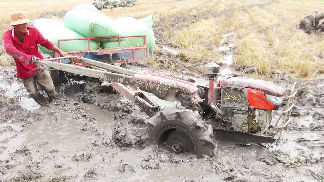 Small Tractors stuck in mud, Tractors stuk, Farmer hard driver out of