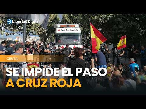 Manifestantes impiden el paso a los vehículos Cruz Roja con alimentos para los inmigrantes en Ceuta