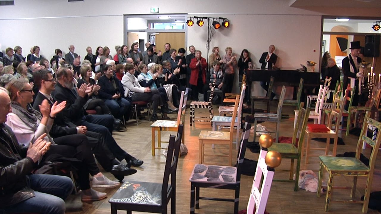 Werdauer Galerist setzt Stuhlkunst spektakulär in Szene