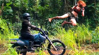 Motocicleta vs. Superpoderes | Jumanji: En la selva | Clip en Español 🔥 4K