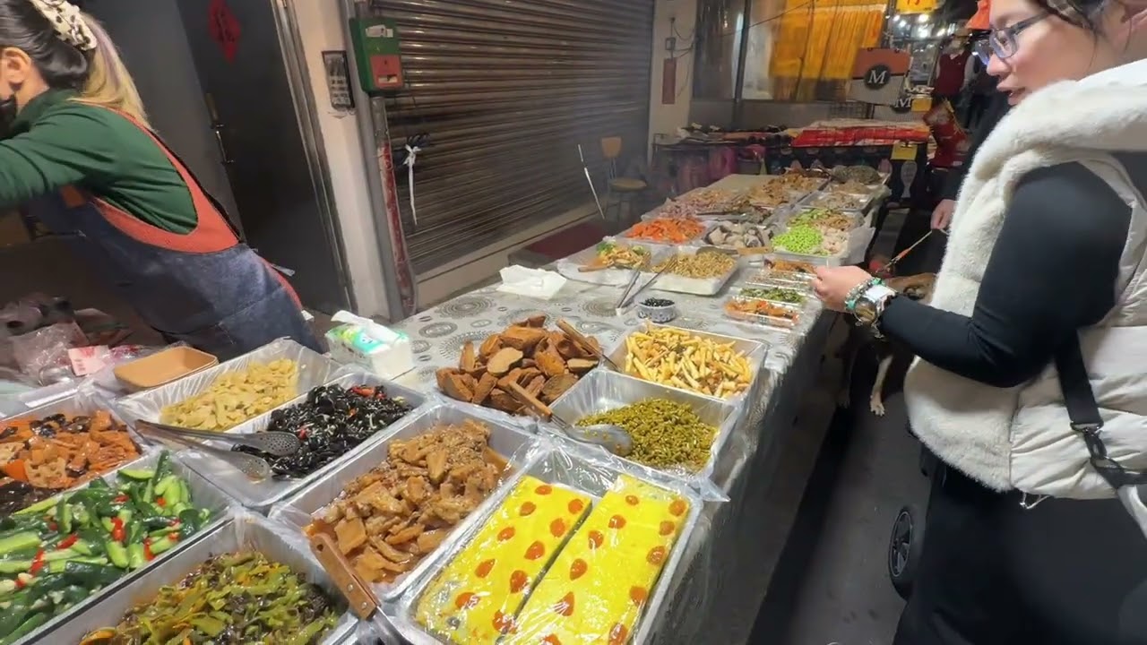 武昌巿場是一個非常傳統的市場，除了販售老百姓日常生活必需品外，也有幾家小吃店在這短短不到兩百公尺的巷弄中，每天清晨當人們開始上班時它們也營業了，星期一是公休日.