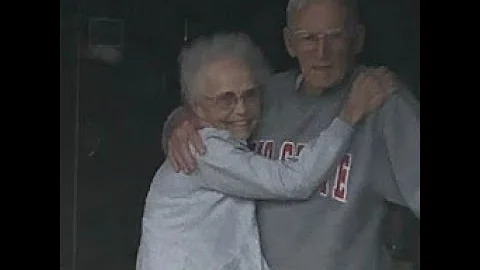 Elderly Couple Singing/Somewher...  Over the Rainbow