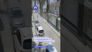 ¡Lamentable! Patrulla provoca que dos jóvenes en motocicleta se impacten contra un auto estacionado
