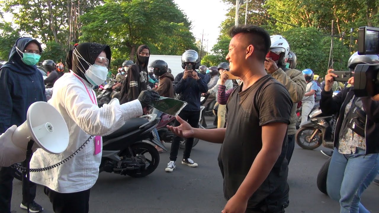 Bu Risma Hukum Push Up Warga Tak Bermasker