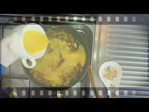 Vidéo: Omelette Au Chou Et Aux Herbes Dans Une Mijoteuse