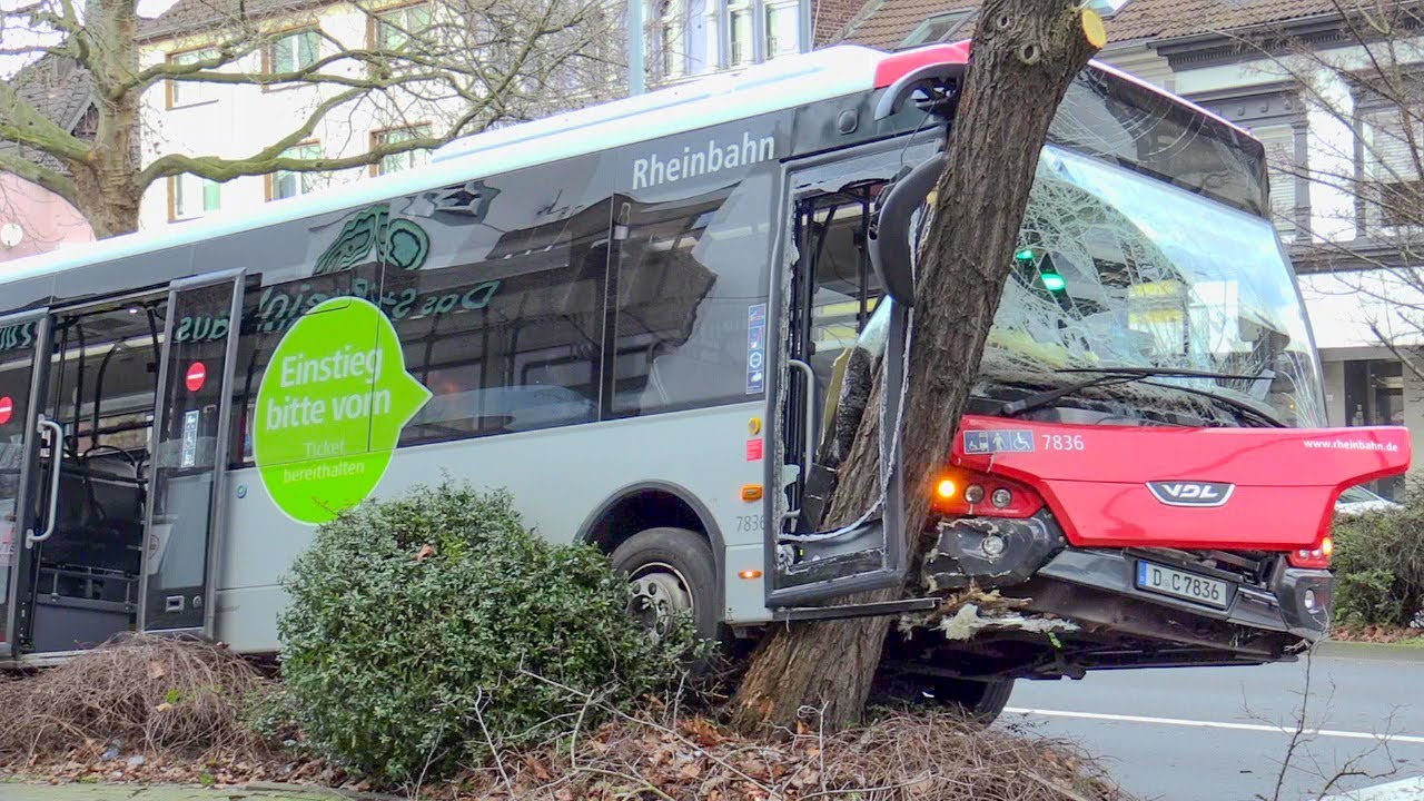 schwerer-busunfall-in-hilden-linienbus-krachte-gegen-einen-baum-3