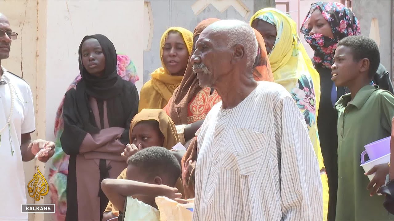 سودانيون نازحون بلا عمل، ويقفون في طابور للحصول على وجبة طعام