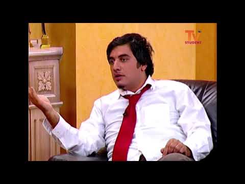 სააკაშვილი ამტვრევს კაკალს (არქივი - გიორგი აფციაური)