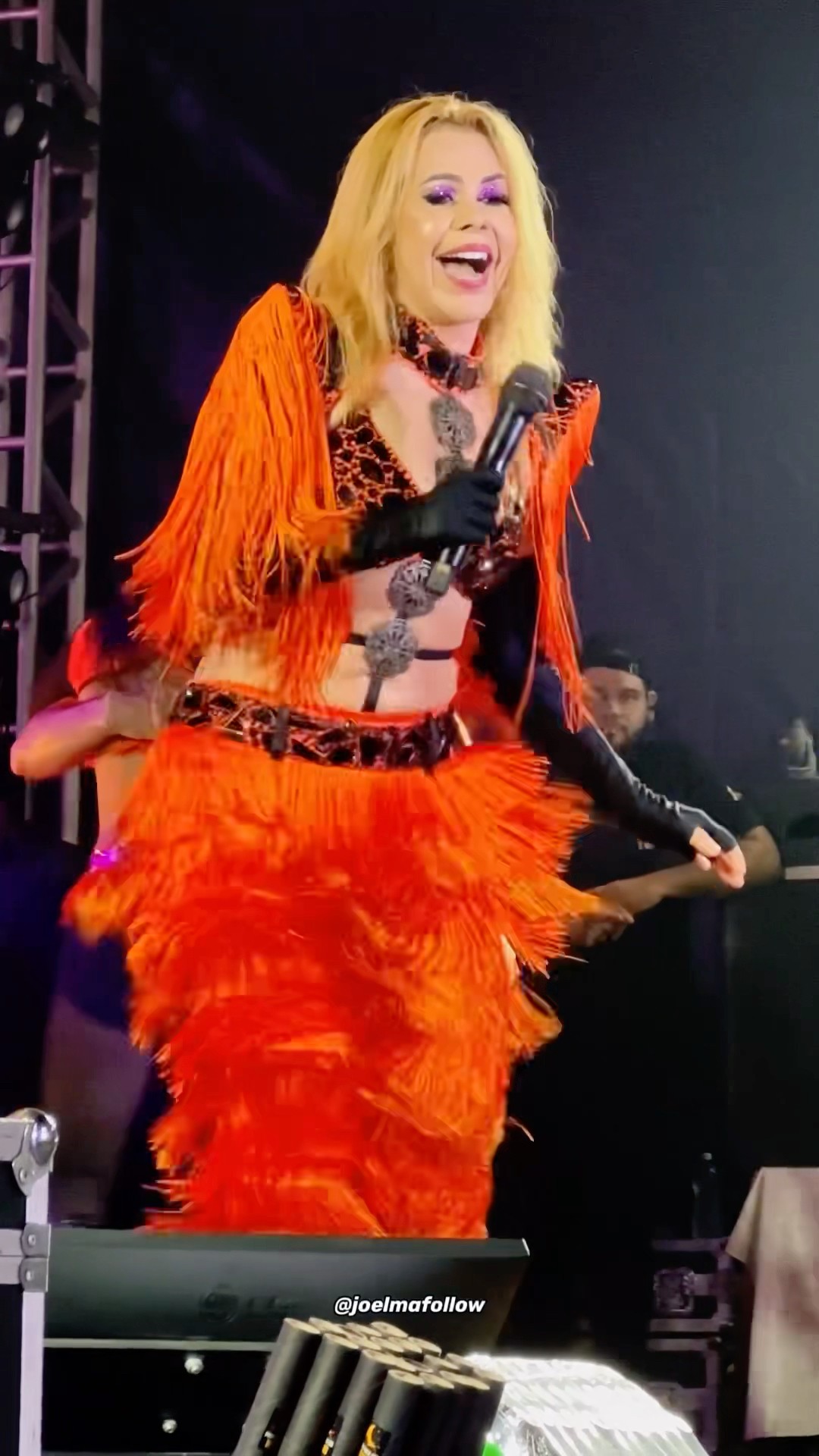 Joelma entregando toda performance