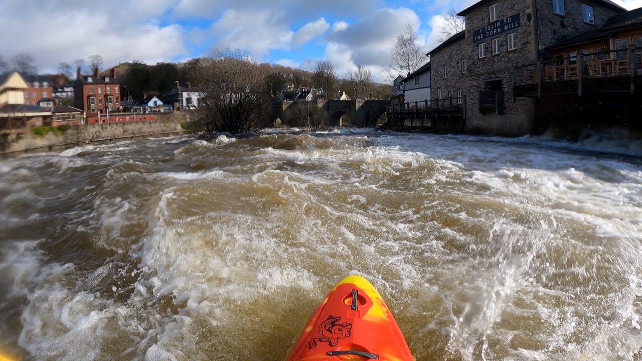1.3M High River Dee Vs Kayakers